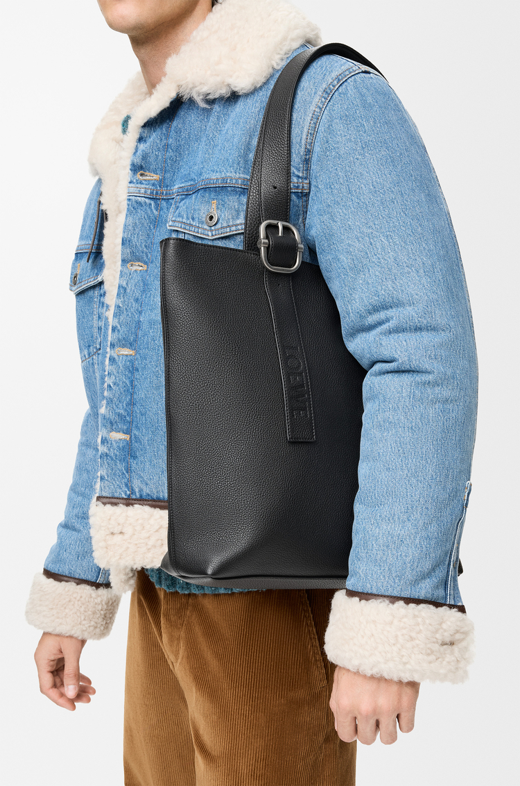 LOEWE Loop zipped tote in supple grained calfskin Negro