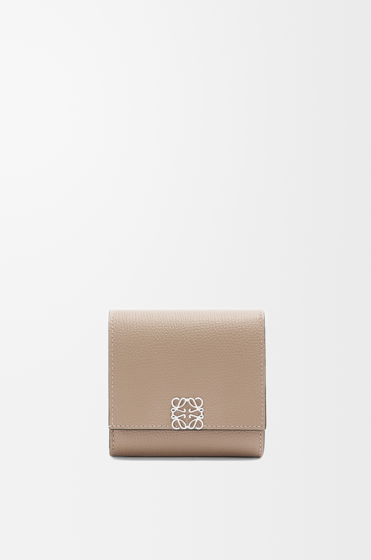 LOEWE アナグラム コンパクト フラップウォレット（ペブルグレインカーフ） サンド