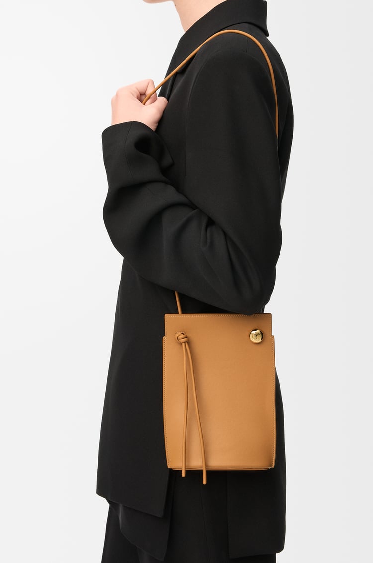 LOEWE ペブル ダイス ポケット（クラシックカーフ） ウォームデザート