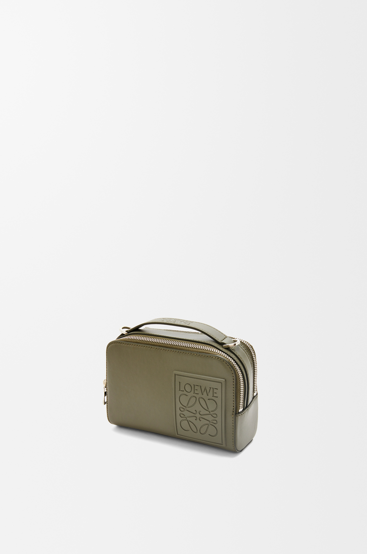 LOEWE Bolso bandolera Mini Camera en piel de ternera satinada Verde Caqui