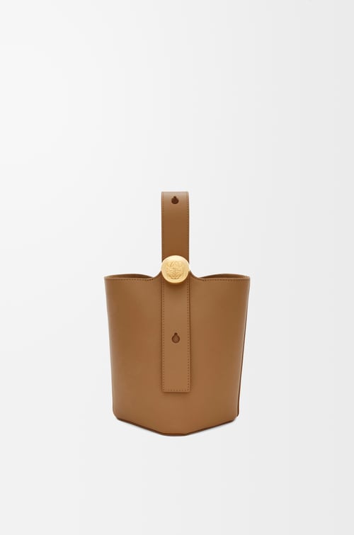 LOEWE Bolso Pebble Bucket mini en piel de ternera Roble