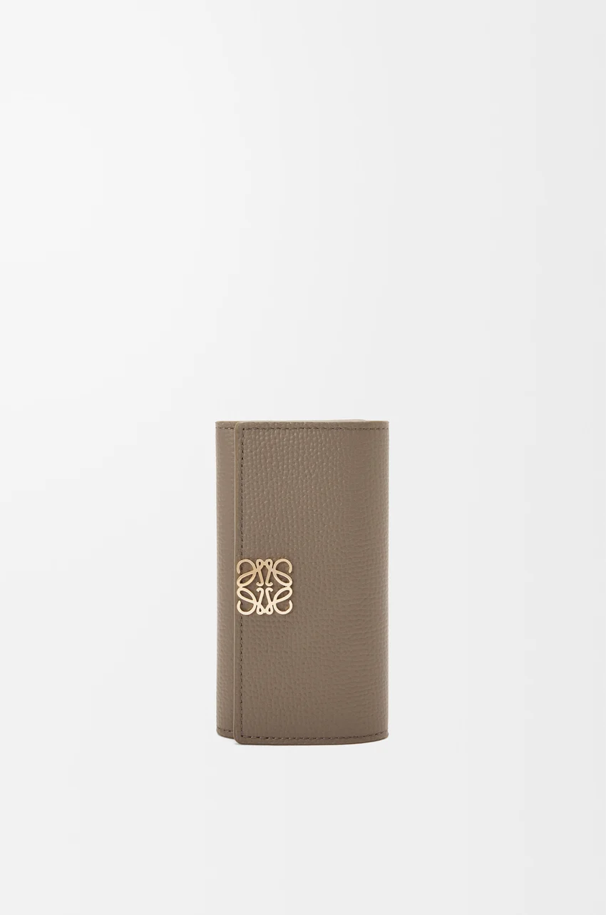 Anagram key case in pebble grained calfskin