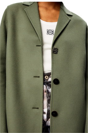 LOEWE Abrigo en lana y cashmere con anagrama Salvia plp_rd