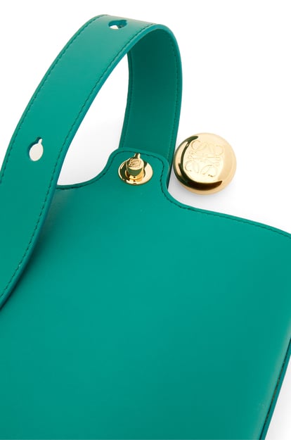 LOEWE Bolso Pebble Bucket mini en piel de ternera Verde Esmeralda plp_rd
