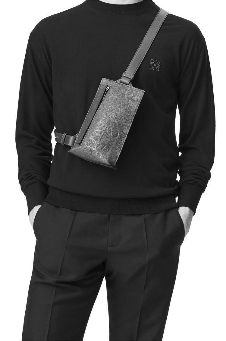 LOEWE Vertical T Pocket in grained calfskin Black