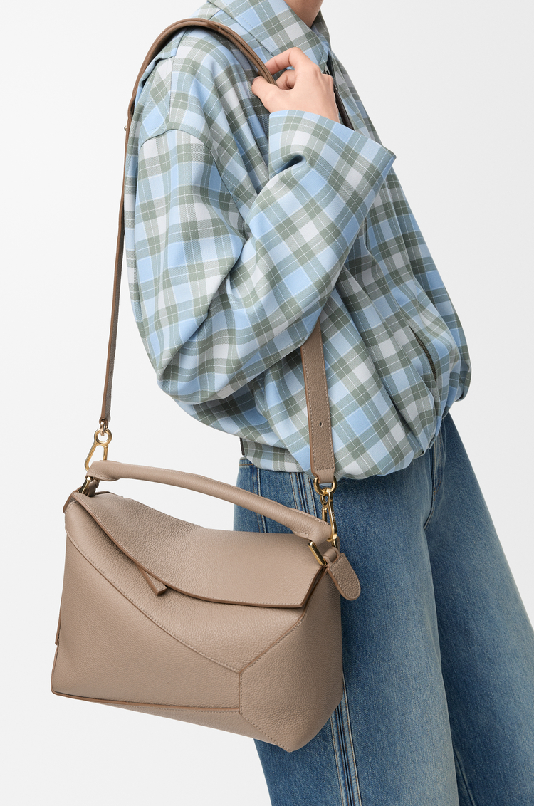 LOEWE Bolso Puzzle Edge mediano en piel de ternera Arena