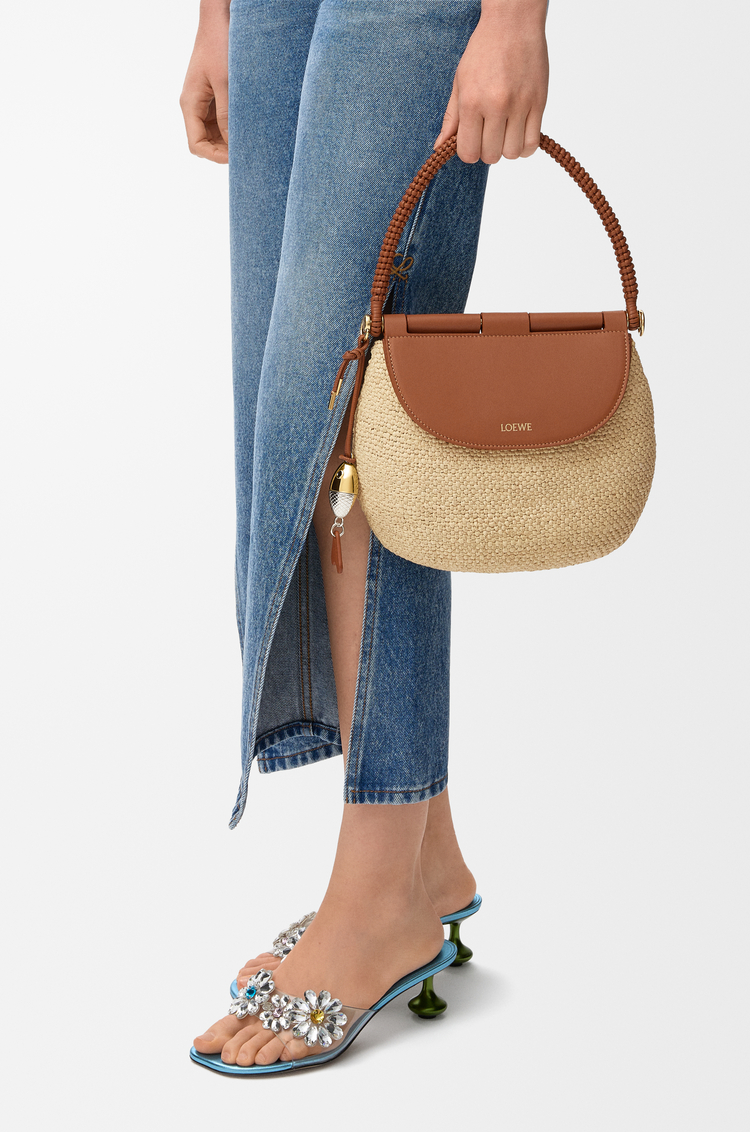 LOEWE Medium Pescador bag in raffia and calfskin Natural/Tan