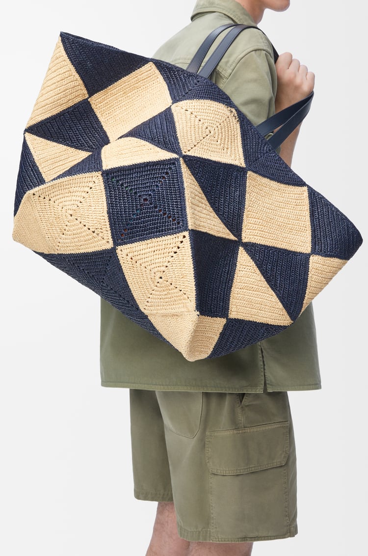 LOEWE Bolso Puzzle Fold Tote XXL en rafia Natural/Azul Marino