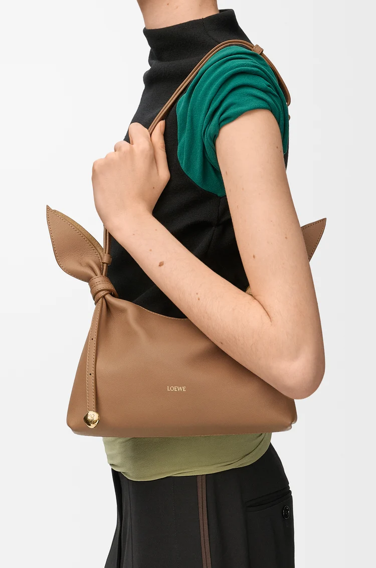LOEWE Bolso Scarf mini en piel de ternera lisa Moca