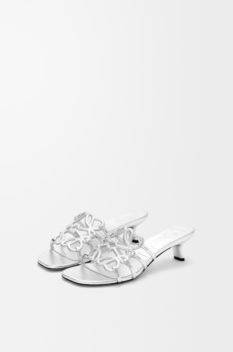 LOEWE Petal Anagram 層壓小羊皮涼鞋 銀色