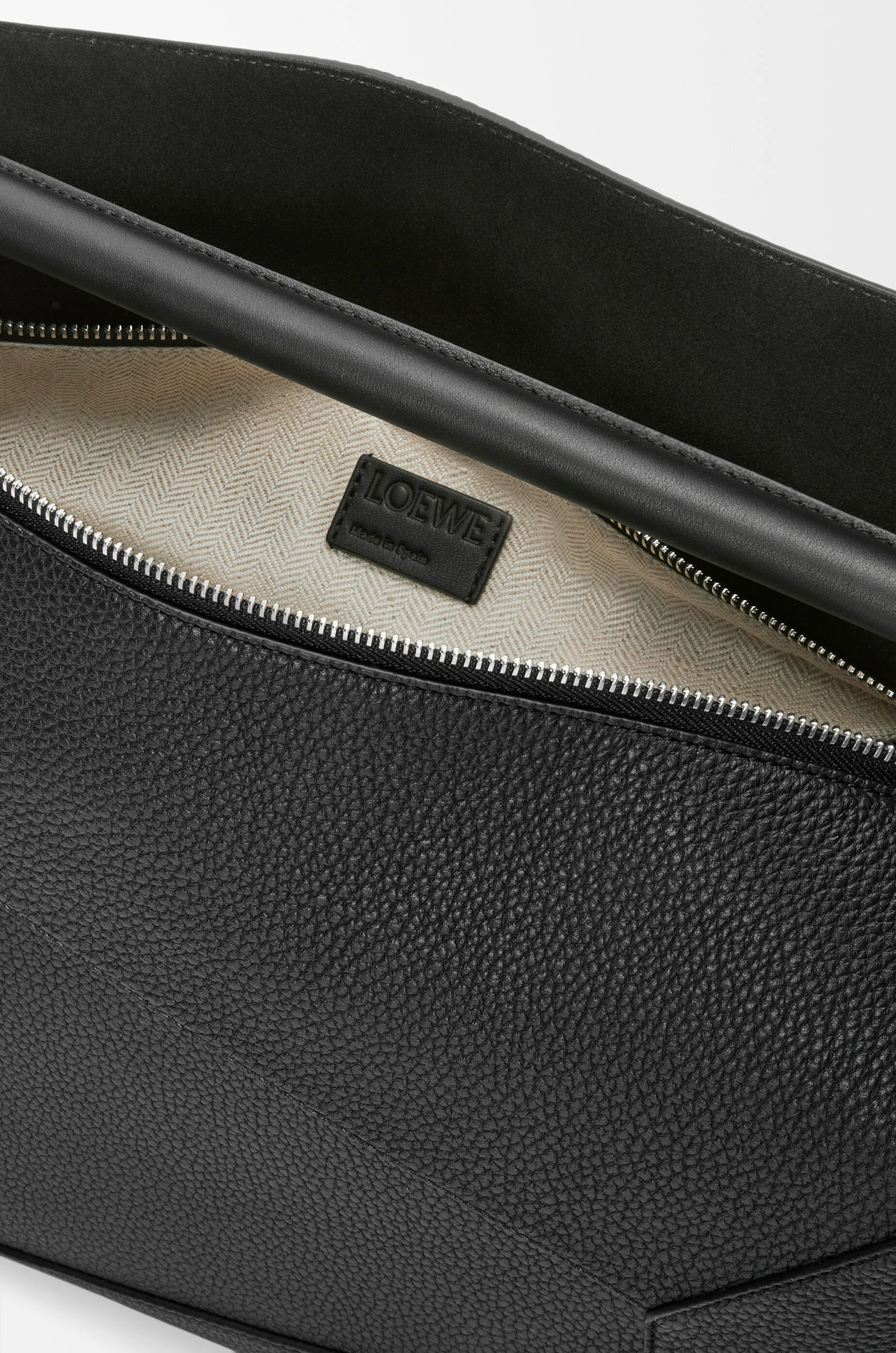 パズルエッジ バッグ ラージ（グレインカーフ） ブラック - LOEWE