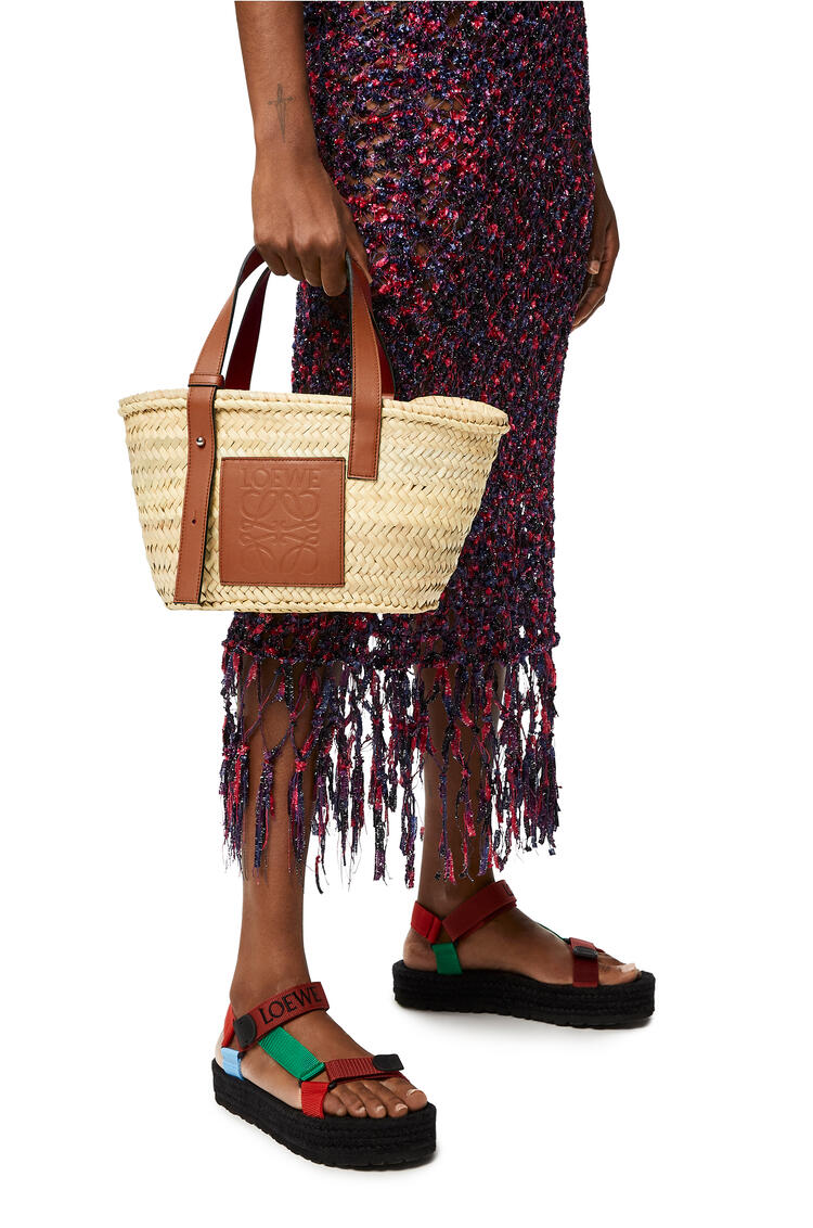 LOEWE Small Basket bag in palm leaf and calfskin Natural/Tan pdp_rd
