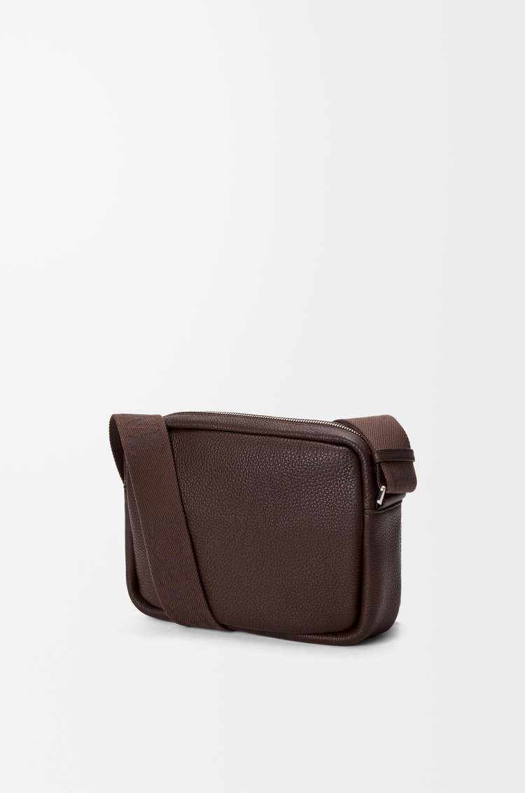 LOEWE 中号柔软粒面牛皮革 Pebble 邮差包 巧克力色