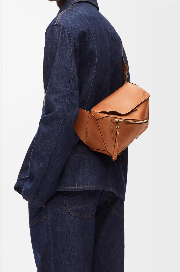 LOEWE Riñonera Puzzle pequeña en piel de ternera Marrón Claro