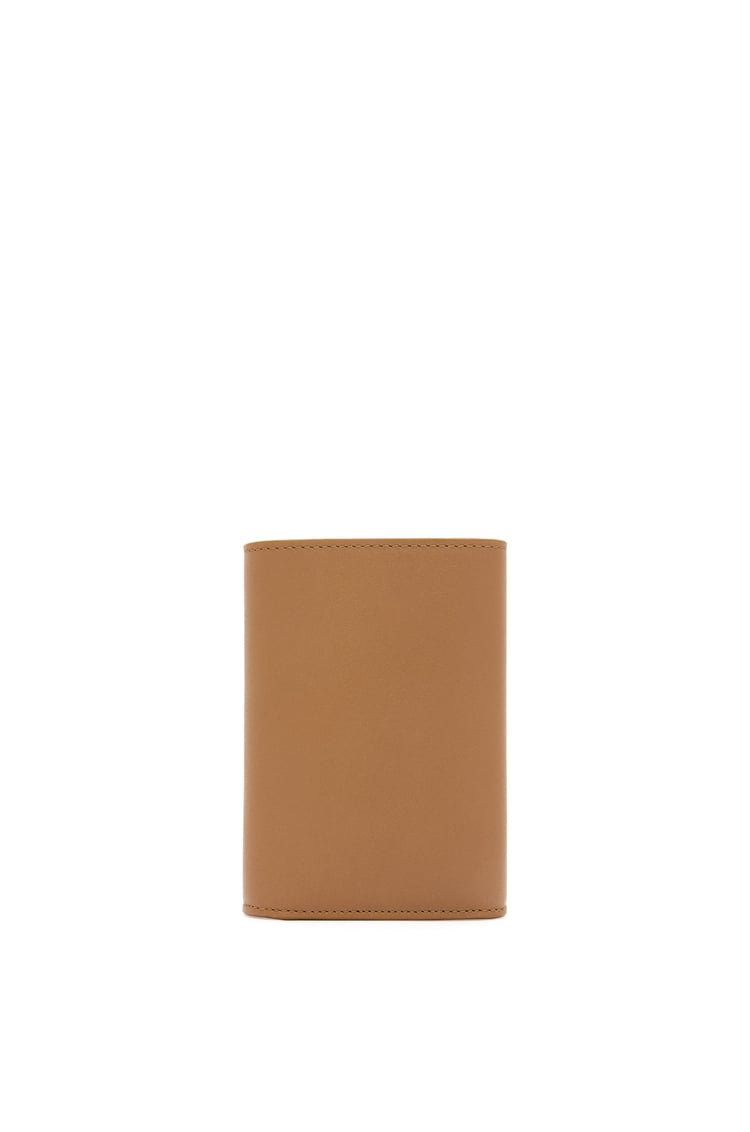 LOEWE ぺブル バーティカル ウォレット スモール（シャイニーナパカーフ） オーク