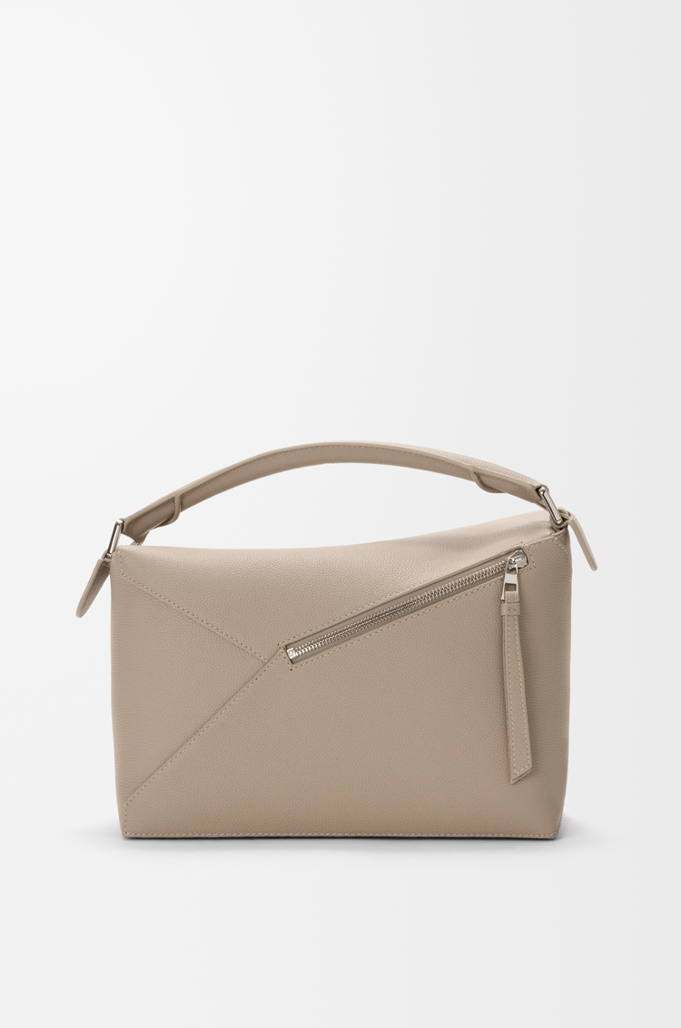 LOEWE Bolso Puzzle Edge mediano en piel de ternera graneada Arcilla