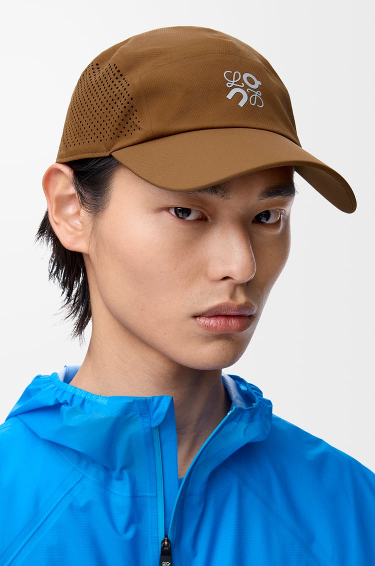 LOEWE 科技材質鴨舌帽 太妃糖色