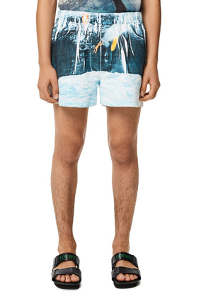 LOEWE Pantalón corto en lino con estampado de surf Blanco Suave/Marino plp_rd