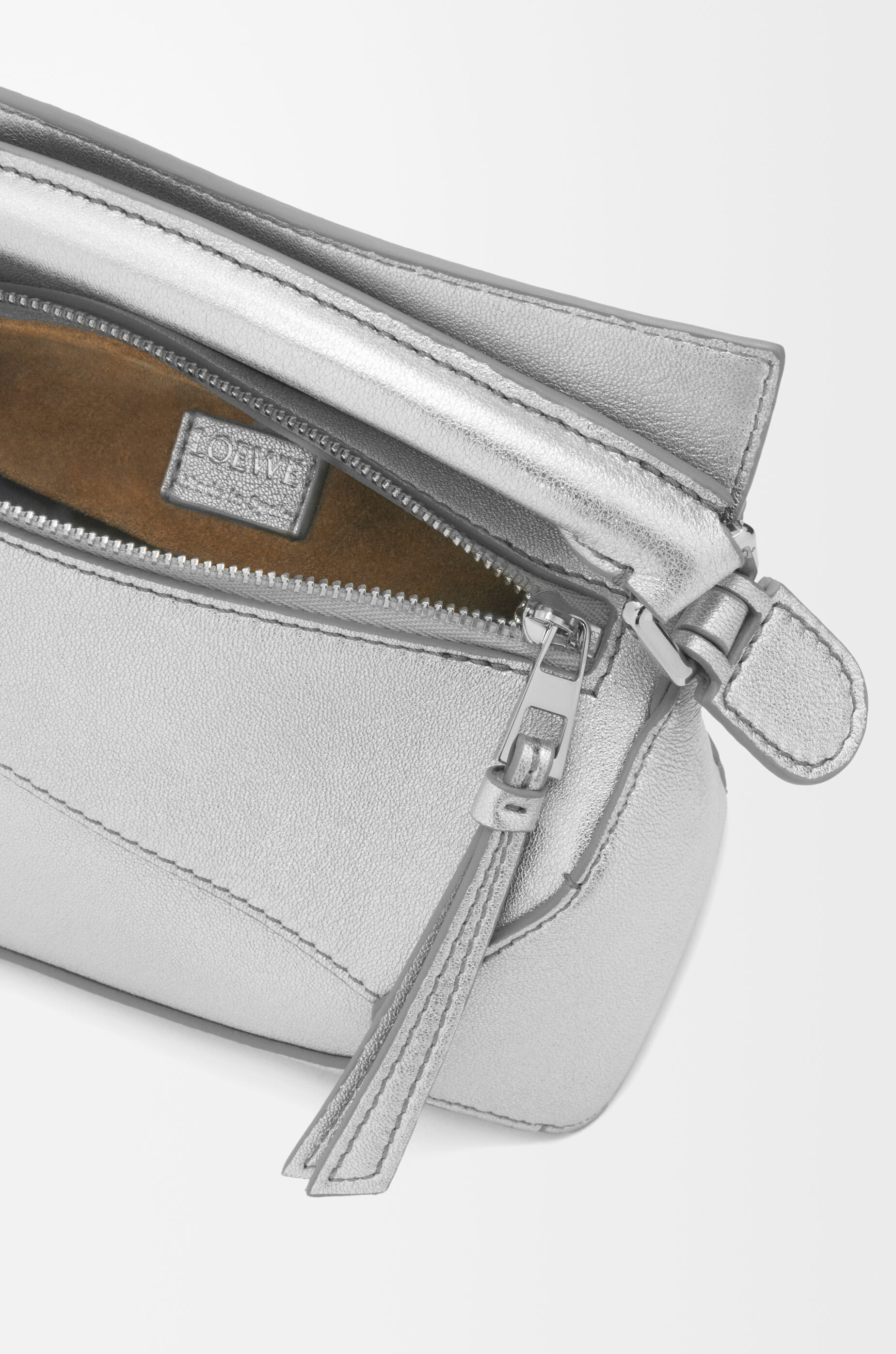 パズルエッジ バッグ ミニ（ラミネートラム） シルバー - LOEWE