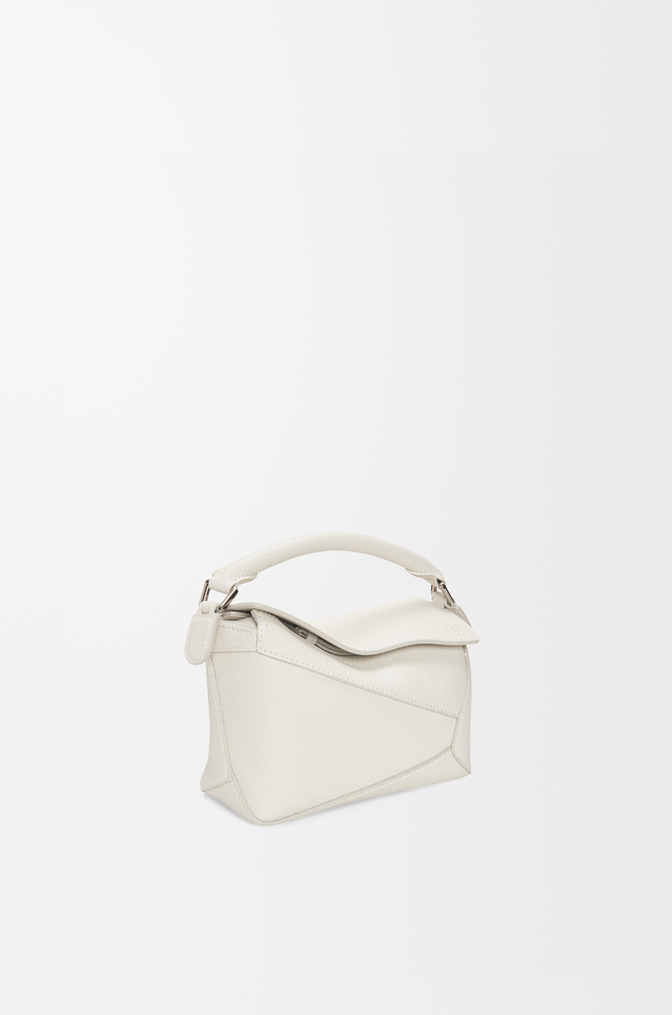LOEWE Mini Puzzle Edge Tasche aus weichem, genarbtem Kalbsleder Light Ghost