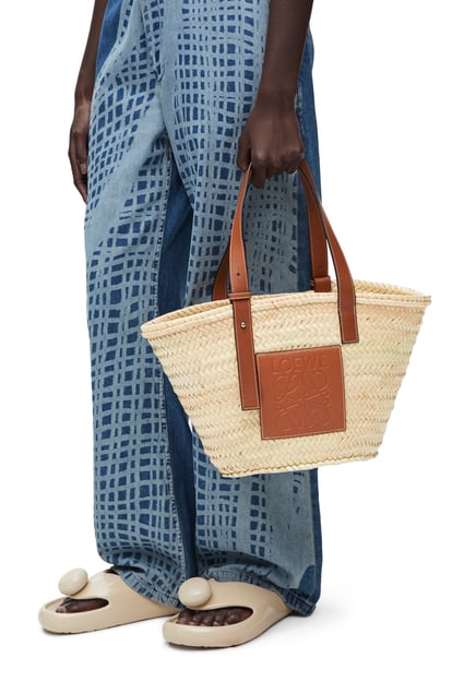 LOEWE Basket bag in palm leaf and calfskin 自然色/棕褐色 plp_rd