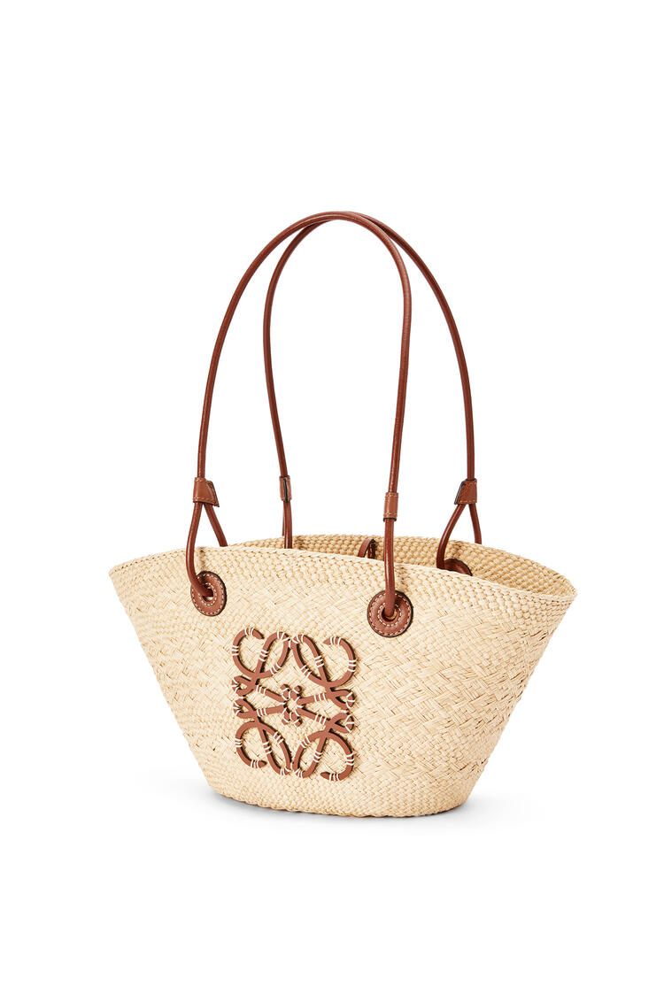 LOEWE Small Anagram Basket bag in iraca palm and calfskin Natural/Tan pdp_rd