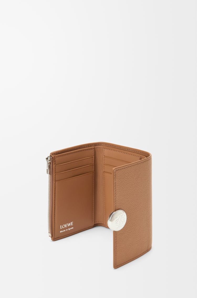 LOEWE Petit portefeuille vertical Pebble en cuir de veau grainé Moka