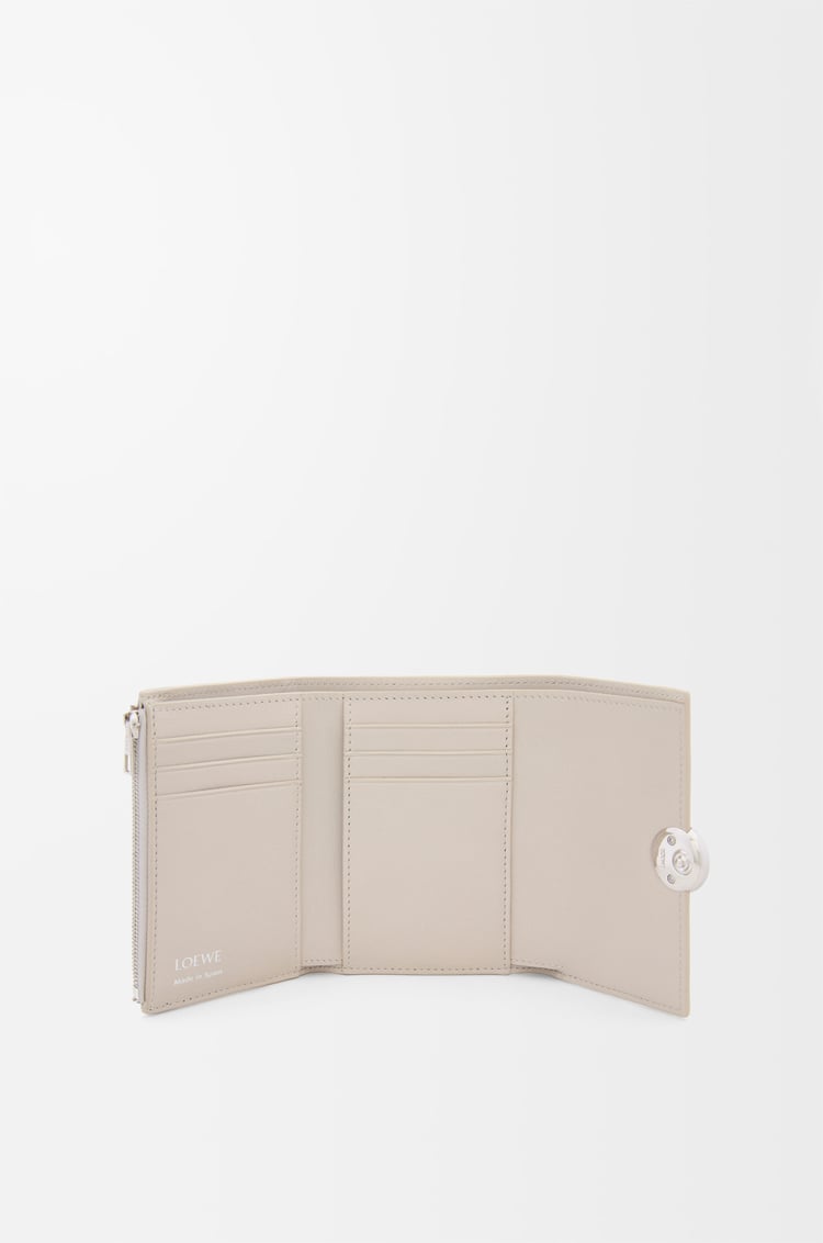 LOEWE ぺブル バーティカル ウォレット スモール（ペブルグレインカーフ） ライトゴースト