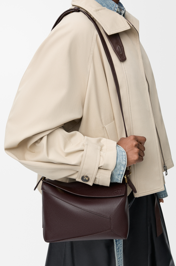 LOEWE Kleine Puzzle Edge Tasche aus weichem, genarbtem Kalbsleder Dunkler Brownie