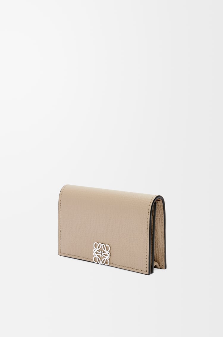 LOEWE アナグラム ビジネスカードホルダー（ペブルグレインカーフ） サンド