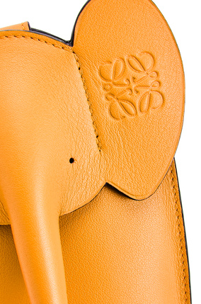 LOEWE Elephant Pocket en piel de ternera clásica Mandarina plp_rd