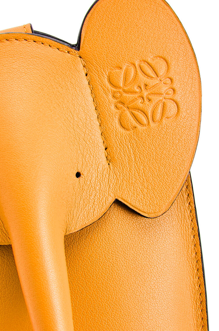 LOEWE Pocket Elephant en piel de ternera Mandarina