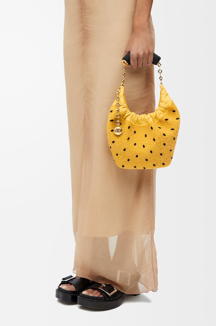 LOEWE Bolso Squeeze mini en piel con pedrería Amarillo