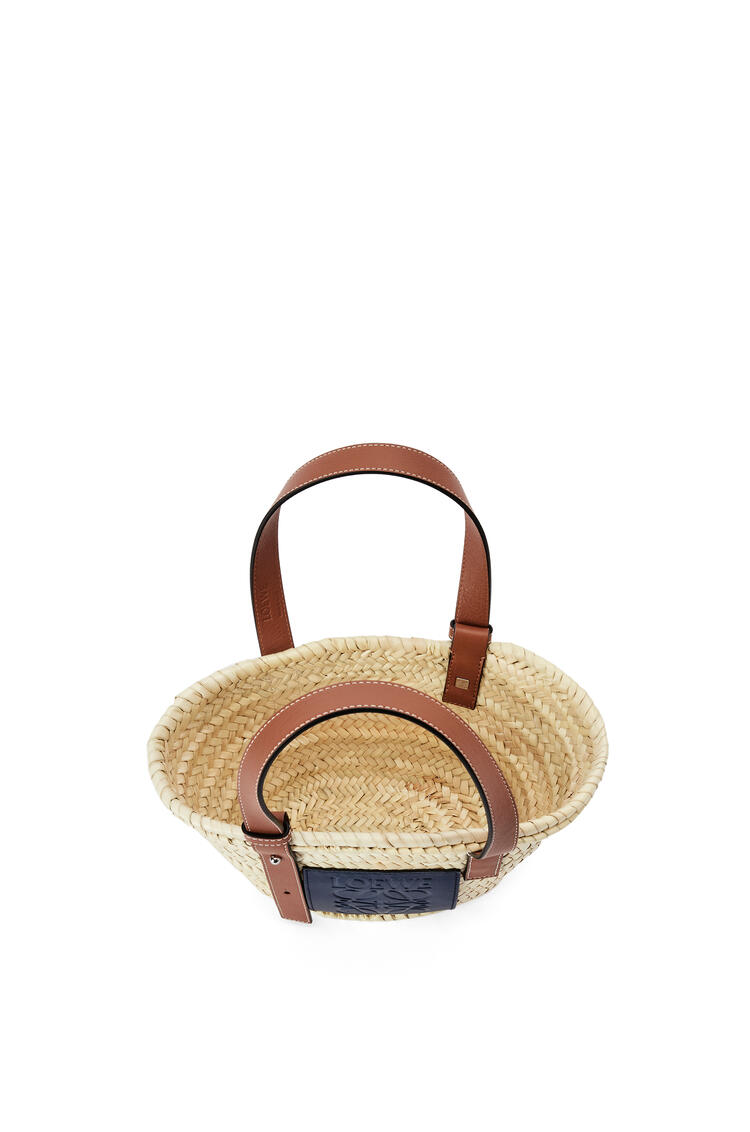 LOEWE Bolso tipo cesta pequeño en hoja de palma y piel de ternera Natural/Oceano