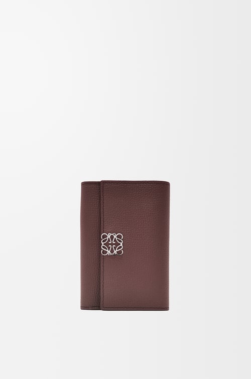 LOEWE Cartera vertical pequeña Anagram en piel de ternera Burdeos