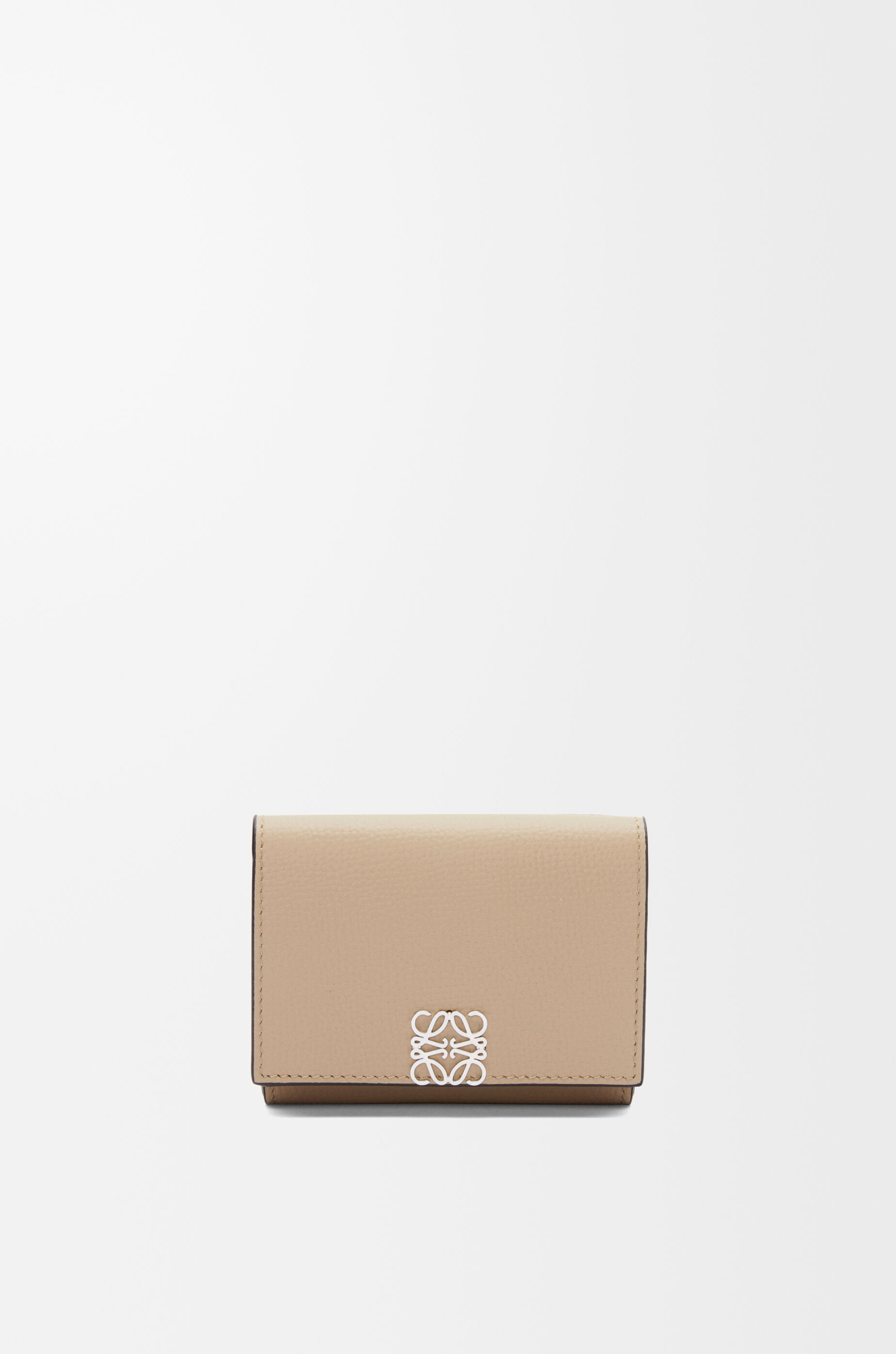 アナグラム トライフォールド ウォレット（ペブルグレインカーフ） サンド - LOEWE