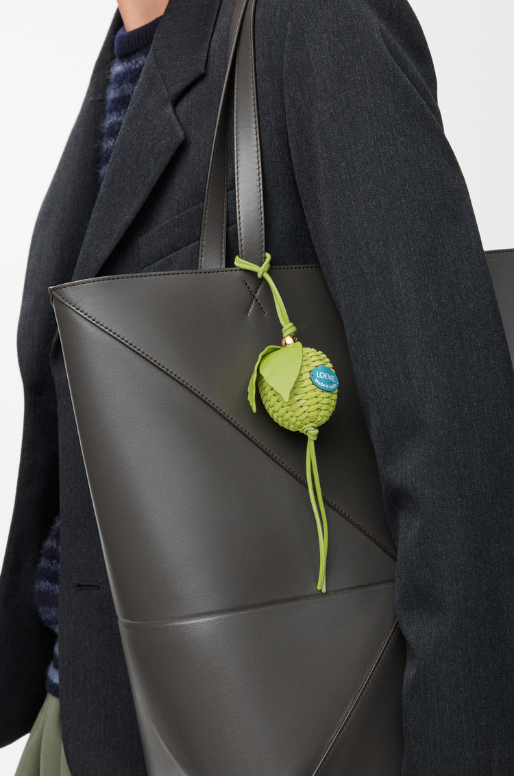 LOEWE Charm Apple en piel de ternera Verde