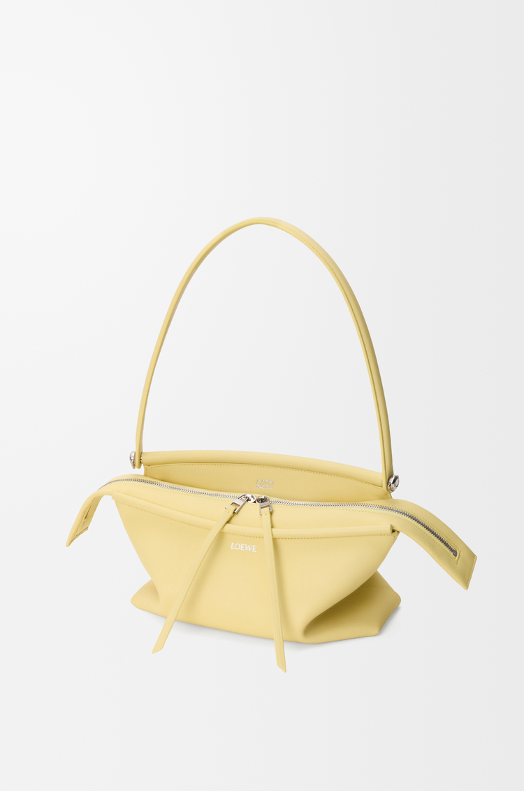 LOEWE Borsa Whisker piccola in pelle di vitello smaltata Vaniglia