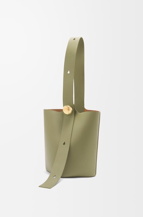 LOEWE ペブル バケットバッグ ミディアム（スムースカーフ） ユーカリグリーン plp_rd
