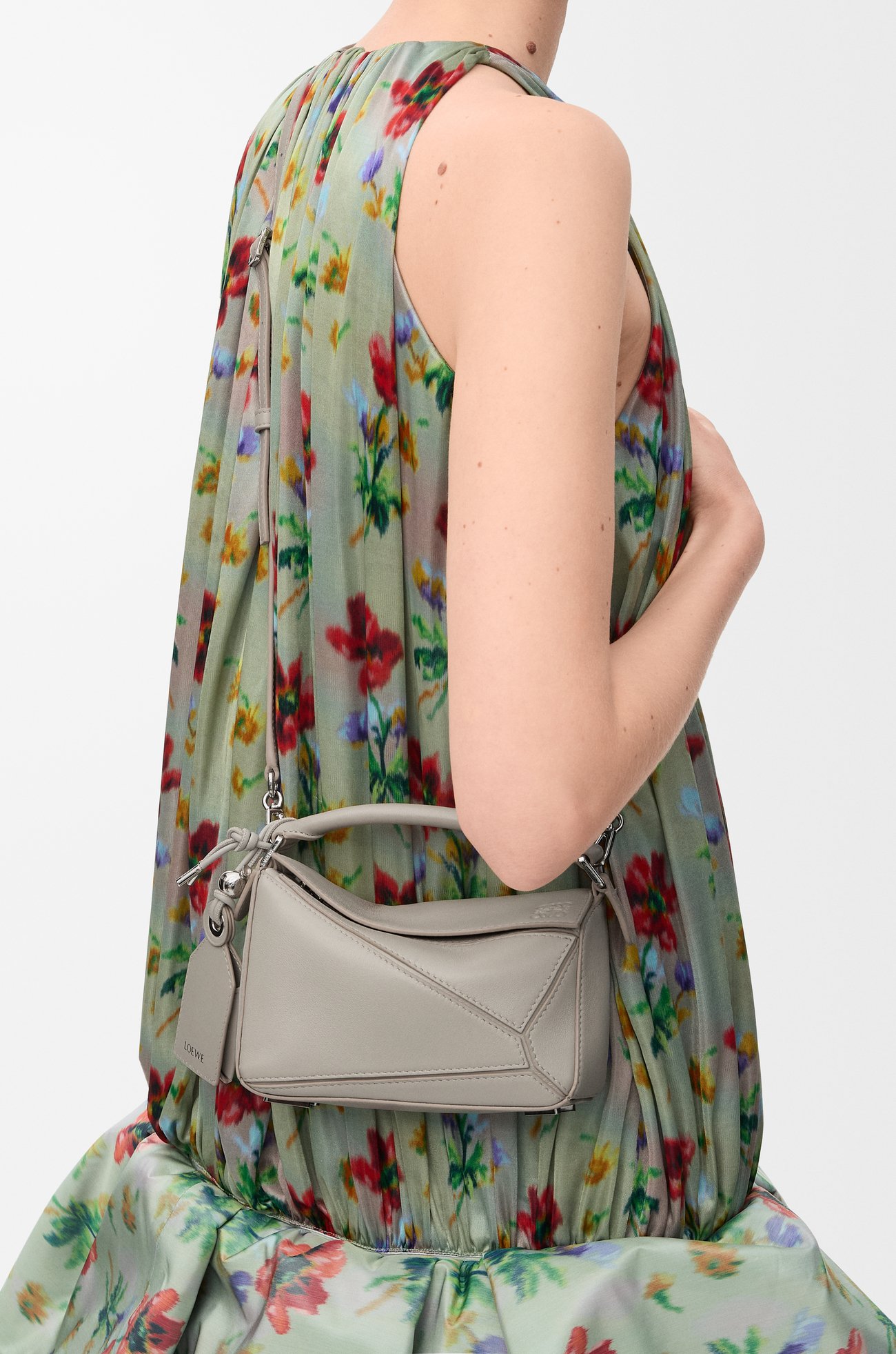 LOEWE Bolso Featherlight Puzzle mini en piel napa de cordero ligera Gris Valva