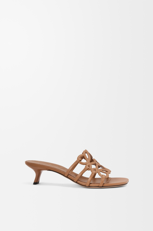 LOEWE Slide Anagram Petal in morbida pelle di vitello Camel