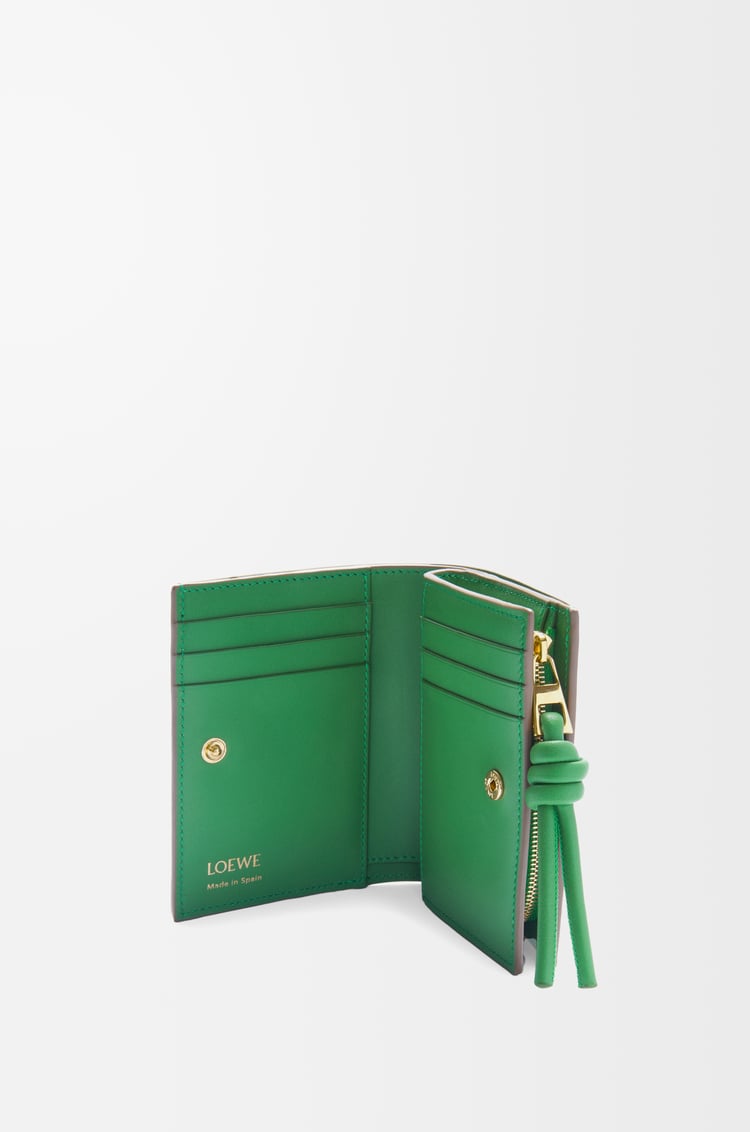 LOEWE Cartera compacta Knot en piel napa de ternera Arena/Verde Tropical
