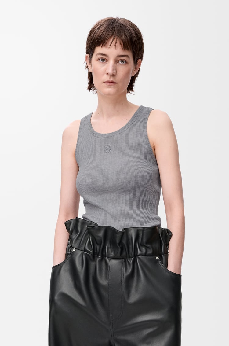 LOEWE Top sin mangas Anagram en seda Gris Jaspeado