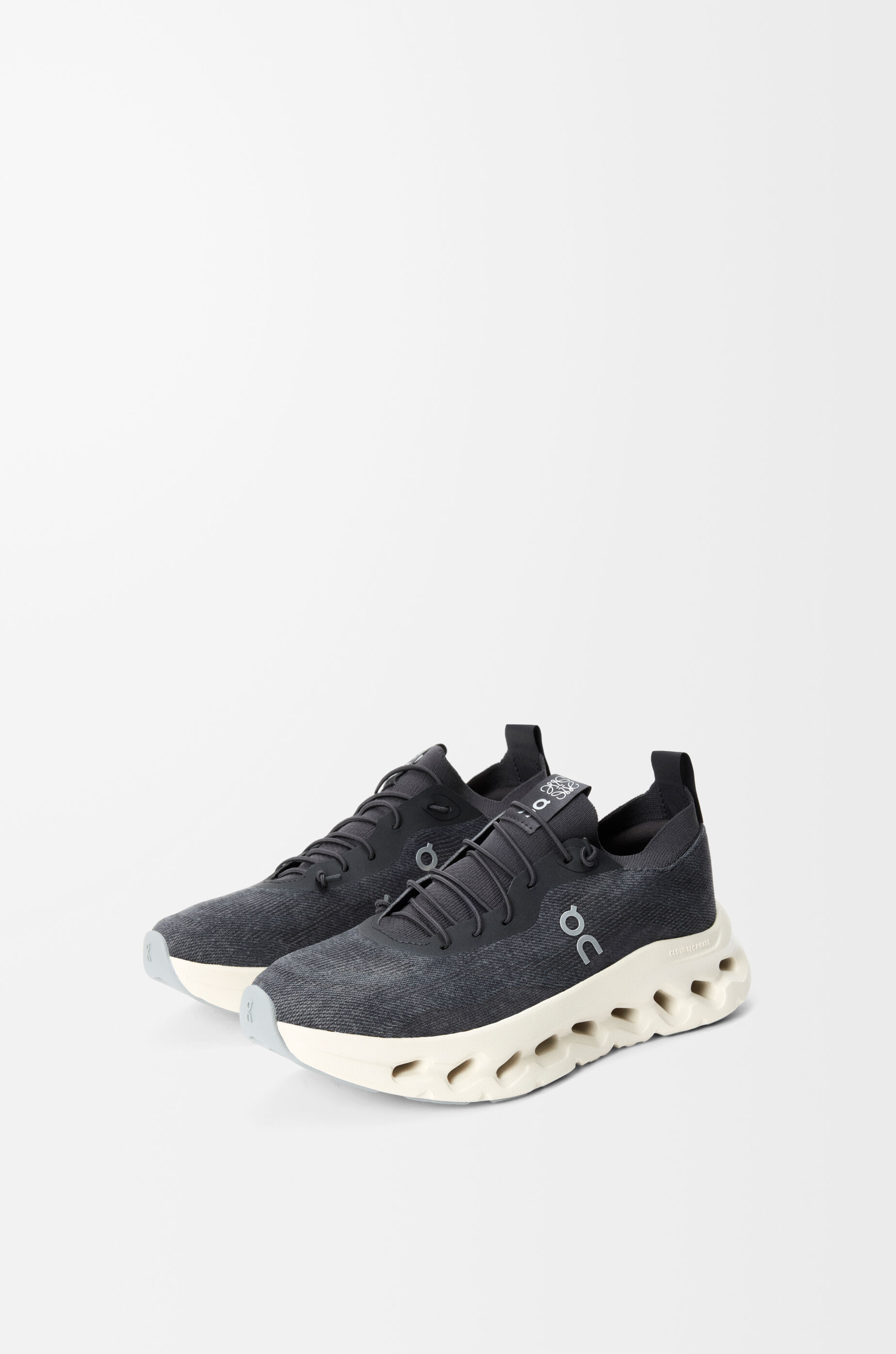 LOEWE × On クラウドティルト スニーカー　アディダス　NIKE ニュー クラウドティルト スニーカー グレー - LOEWE