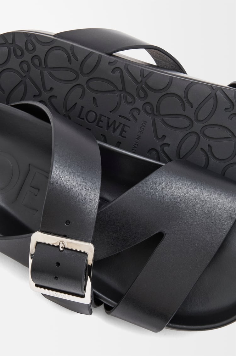 LOEWE Sandalia Ease Buckle en piel de ternera Negro