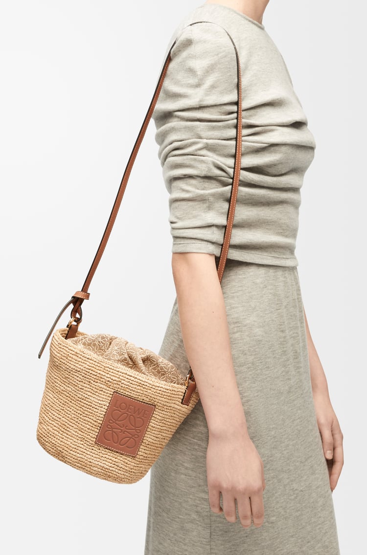 LOEWE Pochette bag in raffia and calfskin Natural/Tan