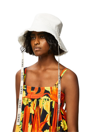 LOEWE Sombrero de pescador deshilachado en tejido denim y piel de ternera Blanco Suave plp_rd