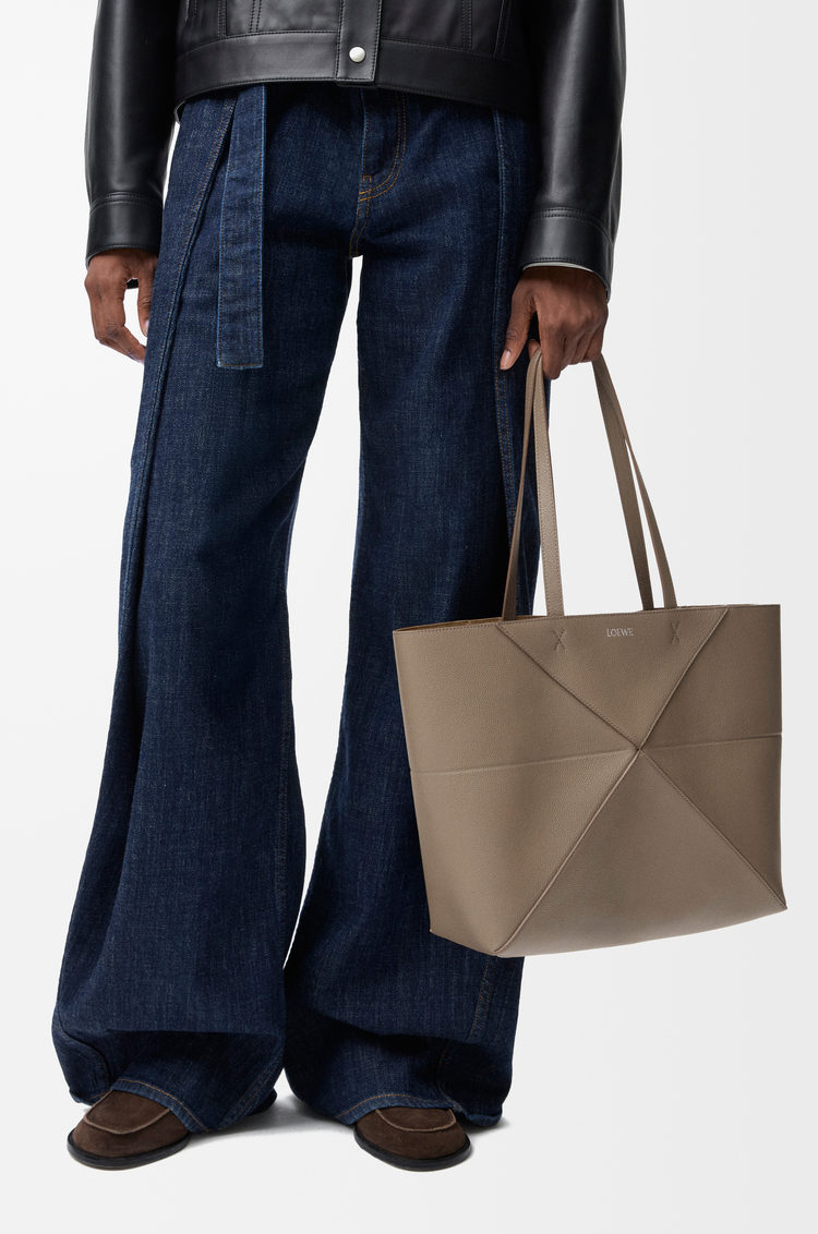 LOEWE Bolso Puzzle Fold Tote Horizontal mediano en piel de ternera graneada Topo