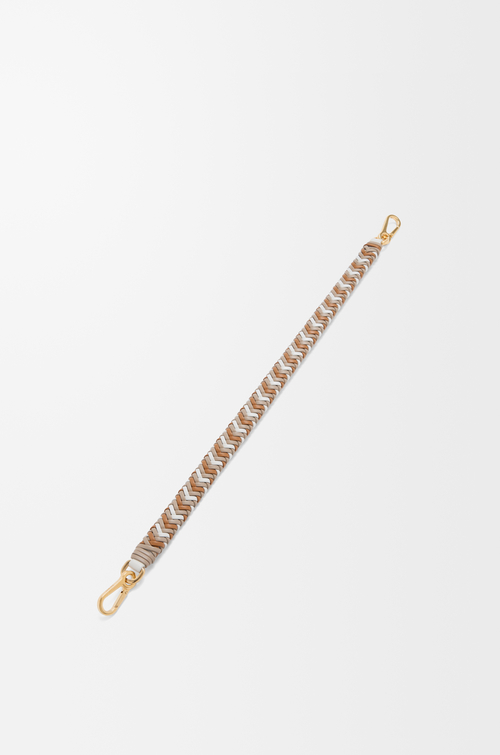 LOEWE Bandolera corta Arrow en piel de ternera Arena/Sal Marina