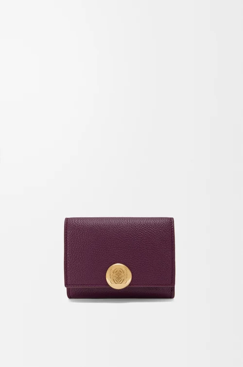 LOEWE Cartera con tres pliegues Pebble en piel de ternera graneada Ciruela